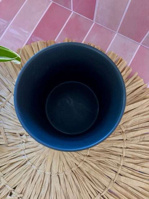 inside black pun pot- not drainage hoke