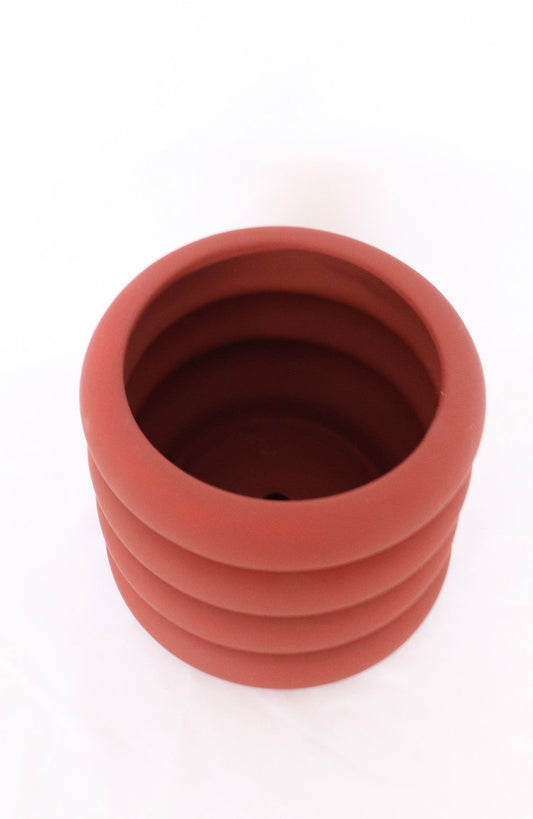Naomi Ring Planter in deep berry with matching saucer – fun, sculptural indoor plant pot for stylish home gardens or gifts for plant lovers.

